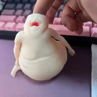 Rene Ren ist eine lustige, kahlköpfige, abgeschrumpfte Figur, ein stressabbauendes Spielzeug, eine lustige Puppe mit einem klebrigen und fröhlichen Lächeln, eine hässliche Puppe.