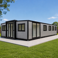 Maison conteneur moderne extensible de luxe de 40 pieds avec cadre noir, caractéristiques imperméables et résistantes au vent, idéale pour hôtel ou bureau