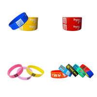 Vente en gros de bracelets personnalisés en silicone personnalisés Bracelet élastique QR CODE en relief pour la reconnaissance d'identité au travail