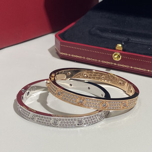 Bracciali di coppia personalizzati in fabbrica, di alta qualità, classici, a diamante pieno, alla moda, all'ingrosso, a prezzi accessibili per Cartierred - Product Image 3