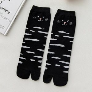 Vente en gros de <span class=keywords><strong>chaussettes</strong></span> en coton avec logo personnalisé de dessin animé japonais mignon <span class=keywords><strong>Chaussettes</strong></span> respirantes à deux <span class=keywords><strong>doigts</strong></span> absorbant la sueur pour femmes <span class=keywords><strong>Chaussettes</strong></span> à bout rond - Product Image 6