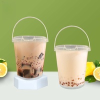 Cangkir plastik bening kelas makanan kustom 32oz dengan pegangan kapasitas besar susu buah teh makanan penutup plastik tebal