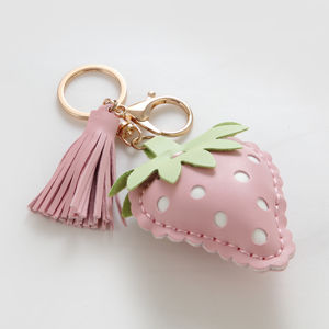 Lindo bolso de fresa Kawaii para mujer, llavero de cuero Pu, llavero personalizado de lujo para bolso, llavero de coche de fruta de simulación - Product Image 1