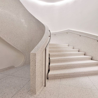 Escalier droit flottant artificiel personnalisé, dalle de terrazzo intérieur moderne pour la conception de bandes de roulement d'escalier