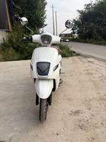 Moto électrique urbaine moderne au design épuré, vélo électrique tendance