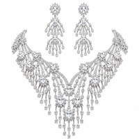 Parure Collier et Boucles d'Oreilles en Cuivre Plaqué Platine avec Zircon et Pompon pour Femme – Style Luxe Léger, Haute Qualité, Idéal Mariage, Cadeau, Soirée – Vente en Gros
