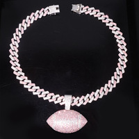 Nouveau Pendentif en Alliage de Zinc avec Cristal Coloré Motif Rugby, Design Tendance, Chaînes Plaqué Or, Accessoires de Fête Hip-Hop, Vente en Gros Transfrontalière