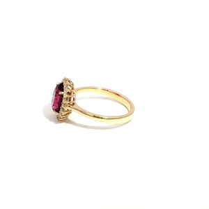 Bague en or jaune multi-pierres avec rubellite taille ovale et diamants. Offrez-vous une élégance intemporelle avec cette exquise bague multi-pierres. - Product Image 6