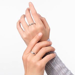 Anillo de Pareja de Mariposas Luminosas Plateadas para el Día de San Valentín, Anillo Abierto Ajustable que Brilla en la Oscuridad para Hombre y Mujer - Product Image 2