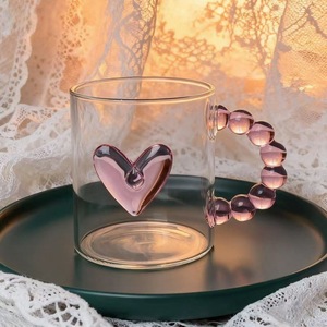 Bicchiere in Vetro <span class=keywords><strong>con</strong></span> Design a <span class=keywords><strong>Cuore</strong></span> 3D Rosa e Manico Colorato, Resistente alle Alte Temperature per Succo/Acqua/Latte - Product Image 1