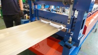 Machine de formage automatique de tuiles en acier FSM avec commande PLC, moteur, boîte de vitesses et rouleaux pour panneaux de toiture en acier coloré