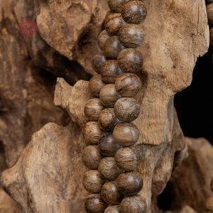 Collier de prière bouddhiste artisanal en bois d'agar naturel, 108 perles de 8 mm, type Mala, en bois d'oud. - Product Image 3