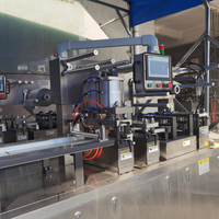 Machine d'emballage sous blister de lentilles de contact cosmétiques entièrement automatique