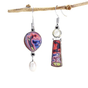 Orecchini Pendenti Vintage Asimmetrici con Effetto Vetro e Dettagli Colorati, Design Retrò, Accessori di Moda per Donne - Product Image 5