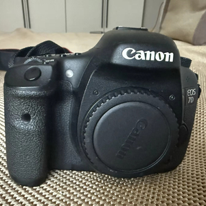 กล้องแคนนอน Canon <span class=keywords><strong>EOS</strong></span> <span class=keywords><strong>7D</strong></span> 18.0 ล้านพิกเซล APS-C CMOS กล้องดิจิตอลมือสอง - Product Image 1