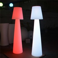Lampe de table et de sol à LED sans fil en plastique avec télécommande, design moderne pour décoration extérieure d'hôtel de Noël