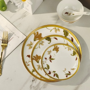 Juego de 5 Platos y Cucharas de Porcelana de Hueso con Diseño de Flores Doradas Nórdicas - Product Image 5