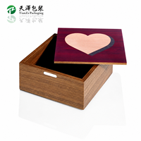Boîte à bijoux rectangulaire en bois massif gravé, finition mate, avec couvercle coulissant et double porte, incrustation en bois en forme de cœur, personnalisable, fait main, amour