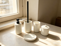 Ensemble d'accessoires de salle de bain 5 pièces en résine blanche côtelée moderne : distributeur de savon, porte-brosse WC, gobelet, pot à cotons-tiges, porte-savon