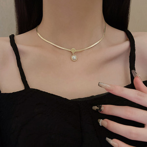 Collier rétro en perles INS pour femmes Collier claviculaire de luxe Chaîne de collier pour filles - Product Image 6