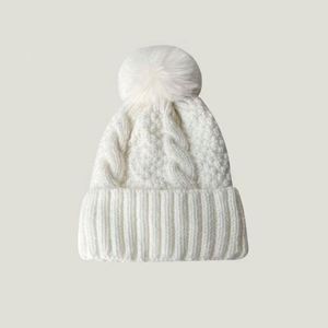 Gorro de Invierno Tejido con Logotipo Personalizado, Venta Caliente 2025, con Pompón de Piel Sintética, Unisex, Ajustable, Blanco y Negro, para Playa - Product Image 6