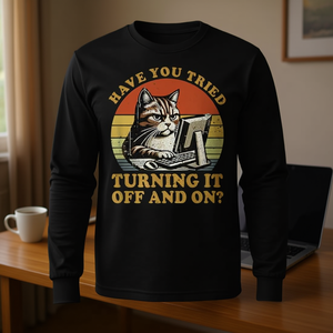 ¿Has probado apagarlo y encargarlo de nuevo? Camiseta de manga larga con diseño de gato y humor de soporte técnico. - Product Image 3