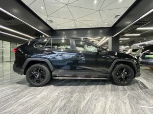 Toyota <span class=keywords><strong>RAV4</strong></span> Hybride SUV 4 <span class=keywords><strong>portes</strong></span> 2022 d'<span class=keywords><strong>occasion</strong></span> avec sièges en cuir, pneus R17, intérieur foncé, conduite à gauche, livraison rapide - Product Image 4