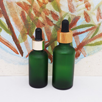 Flacon compte-gouttes d'huile essentielle vert givré cosmétique rond vide de 50ml 100ml avec bouchon en bambou