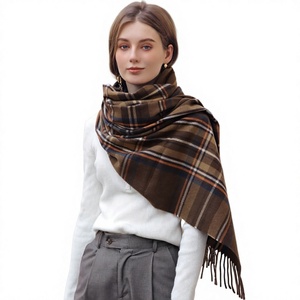 Écharpe en cachemire imitation à carreaux, châle chaud et épais en tricot pour femme avec pompons, idéal pour les fêtes d'hiver en extérieur - Product Image 5