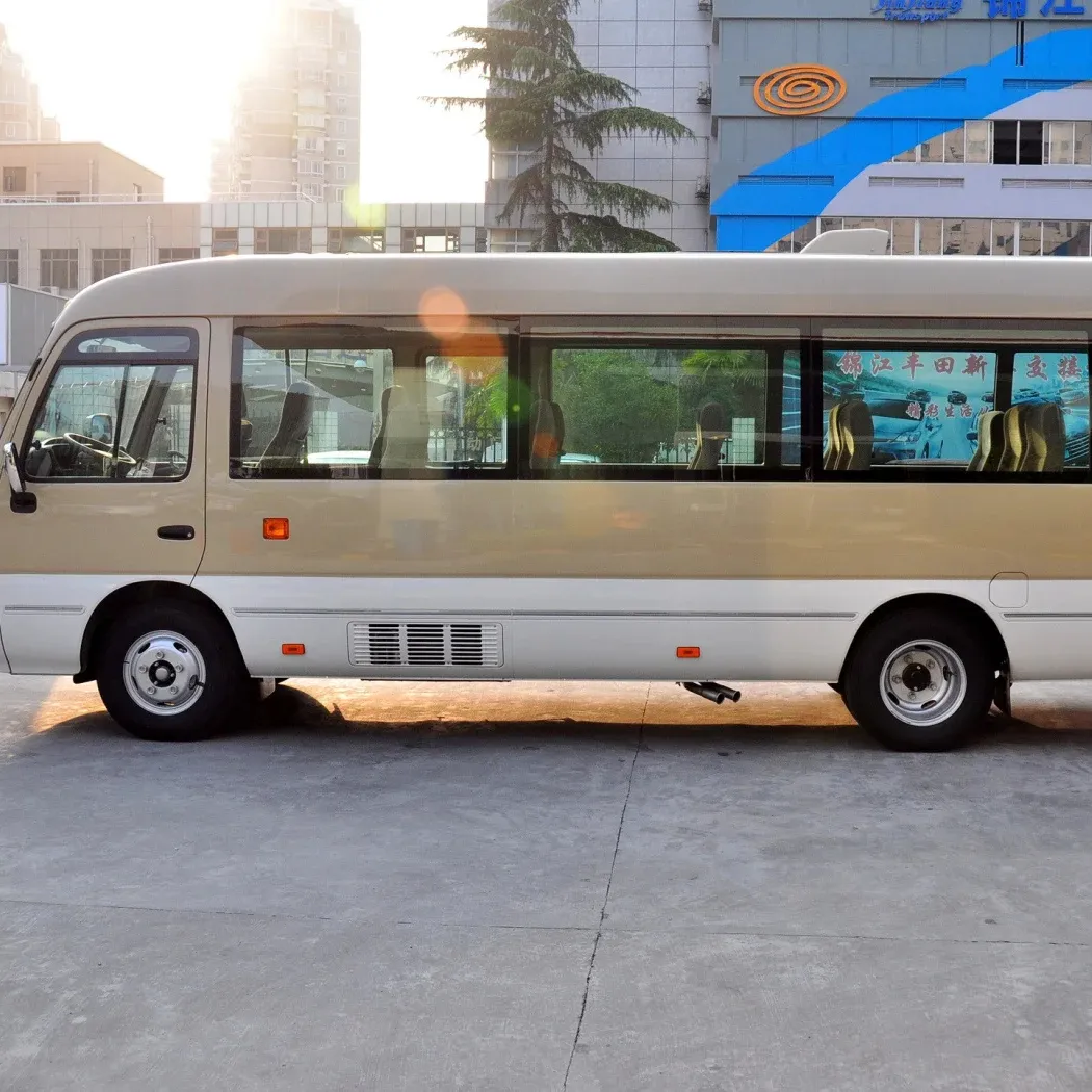 Estilo de comodidad en este autobús Toyota Coaster usado: asientos lujosos, características modernas de bajo mantenimiento para viajar