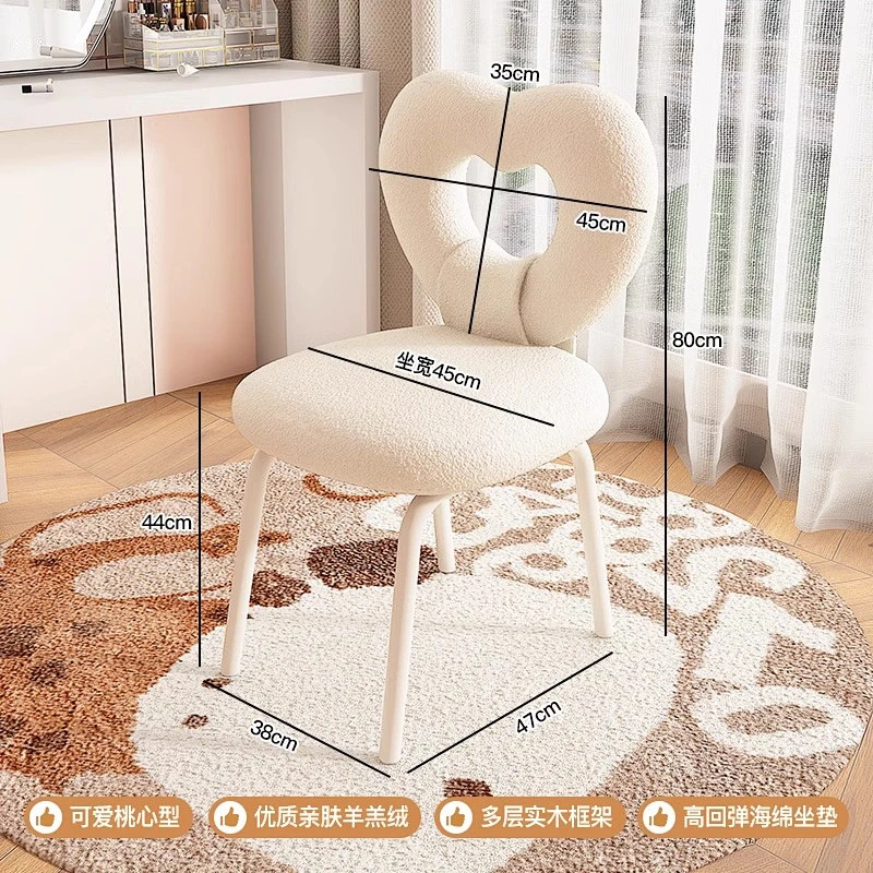 Chaise en forme de coeur blanc crème
