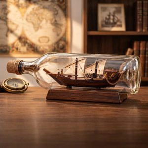 Modelo decorativo náutico de barco en botella hecho a mano con un diseño intrincado de veleros para exhibición en mesa de hogar u oficina y como regalo. - Product Image 2