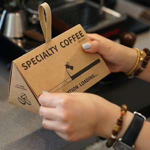 กล่องของขวัญกาแฟทรงสามเหลี่ยมสุดหรู พร้อมหูหิ้วริบบิ้น กล่องเก็บของพกพาทำจากกระดาษคราฟท์ ปิดผนึกง่าย (100กรัม/180กรัม/350กรัม) - Product Image 1
