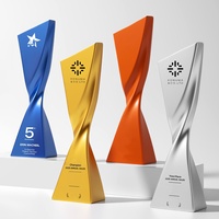 Trophée en résine personnalisé OEM ODM avec surface électroplaquée pour la reconnaissance des réunions annuelles et les souvenirs