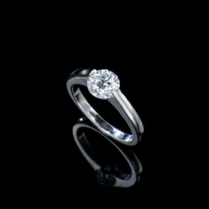 Bague en argent sterling S925 avec moissanite ronde solitaire, bague de promesse classique à bande torsadée, bijoux de fiançailles élégants pour femme - Product Image 1