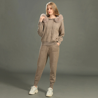 En Gros Ensemble Deux Pièces pour Femme : Manteau Tricoté à Capuche et Pantalon avec Col en Vraie Fourrure de Renard, Pull en Laine Tricoté Printemps