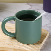 Hutan bergaya tahan lama 9/10oz cangkir keramik untuk kopi teh kustom Logo halus porselen hitam Microwave mesin pencuci piring aman untuk