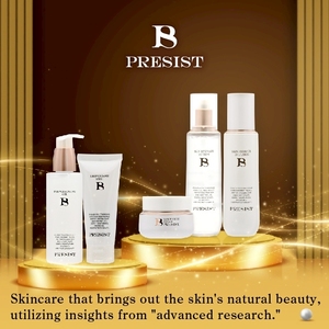 Crema hidratante facial de textura rica y lujosa que suavemente mezcla ingredientes para el cuidado de la piel. - Product Image 6
