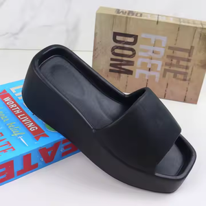 Sandalias planas de EVA informales con punta abierta y logotipo personalizado para mujer con estilo de <span class=keywords><strong>plataforma</strong></span> de plantilla de PVC de goma suave - Product Image 4