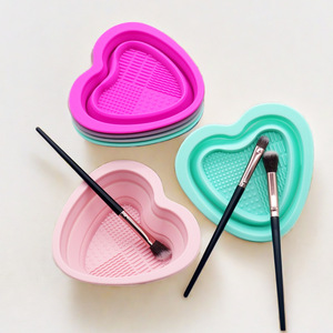 Bol de nettoyage pliable en silicone en forme de cœur pour pinceaux de maquillage, tampon de lavage commercial pour cosmétiques, outil de beauté pour éponges et pinceaux - Product Image 2
