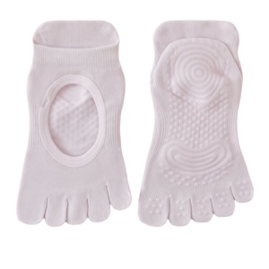 Chaussettes de yoga professionnelles personnalisées à demi-doigts, antidérapantes, en coton, avec design à orteils séparés, pour trampoline, Pilates, sports d'été – Logo personnalisé haut de gamme - Product Image 4