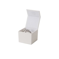 Boîte à bague simple en cuir PU blanc avec aimant – Offre spéciale