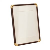 Cadre photo en bois arrondi avec coins recouverts, personnalisable pour montage mural ou sur bureau, avec double suspension