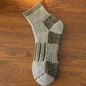 Chaussettes en laine mérinos de haute qualité en stock Chaussettes de randonnée en plein air et d'escalade Chaussettes de sport anti-ski et chaudes à tube moyen - Product Image 6