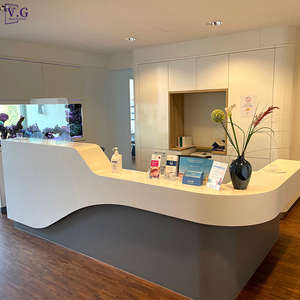 高品质白色柯瑞安石制成的现代沙龙接待台，配有定制发光标志 - Product Image 5