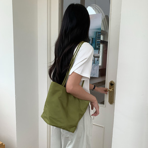 Bolso de mano de nailon para mujer, bolso tipo cubo de gran capacidad, bolso de hombro ligero para mujer - Product Image 4