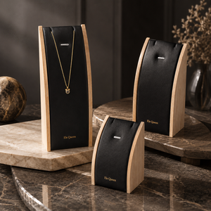 Support de présentation de bijoux en bois de luxe avec coussin en cuir pour collier et pendentif, idéal pour les magasins de bijoux et les marques - Product Image 1