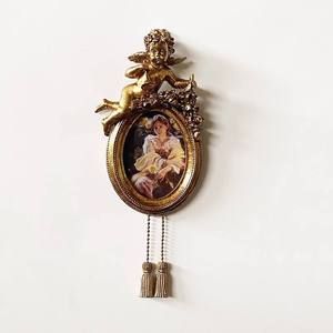 Marco de fotos de Ángel de resina Europea Retro con relieve dorado y diseño de amor de Feng Shui con borlas para la decoración de la pared del hogar - Product Image 1