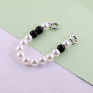 Cadena de llavero con cuentas blancas y negras, decoración de perlas de resina para accesorios de bolsos DIY, primavera 2024 - Product Image 2