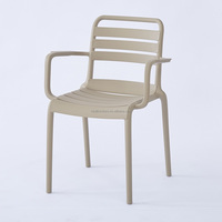 DLC-P684 Chaise de salle à manger en plein air de style nouveau La chaise en plastique épaissie extérieure du designer peut être empilée pour un usage domestique